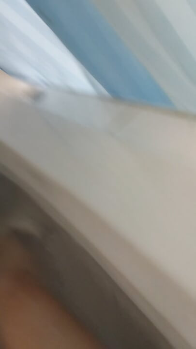 Argelina brincando com ela no chuveiro