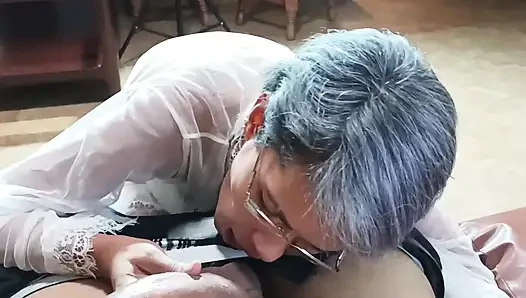 Wenn ich mitten in einem Anruf bin und Sie mit Ihrem großen schwanz kommen, ist es unvermeidbar, dass ich alles lutsche. Du fick mich so gut.