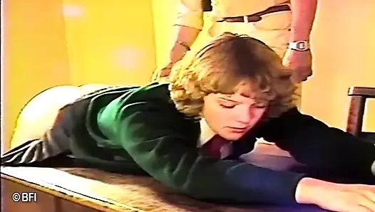 Gadis remaja malang yang hot pantatnya dicambuk di kelas