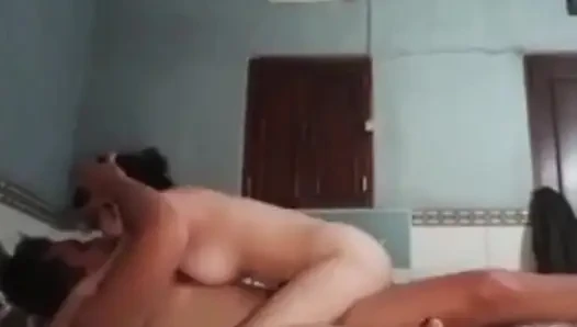 Eine gute ehefrau bedient ihren ehemann