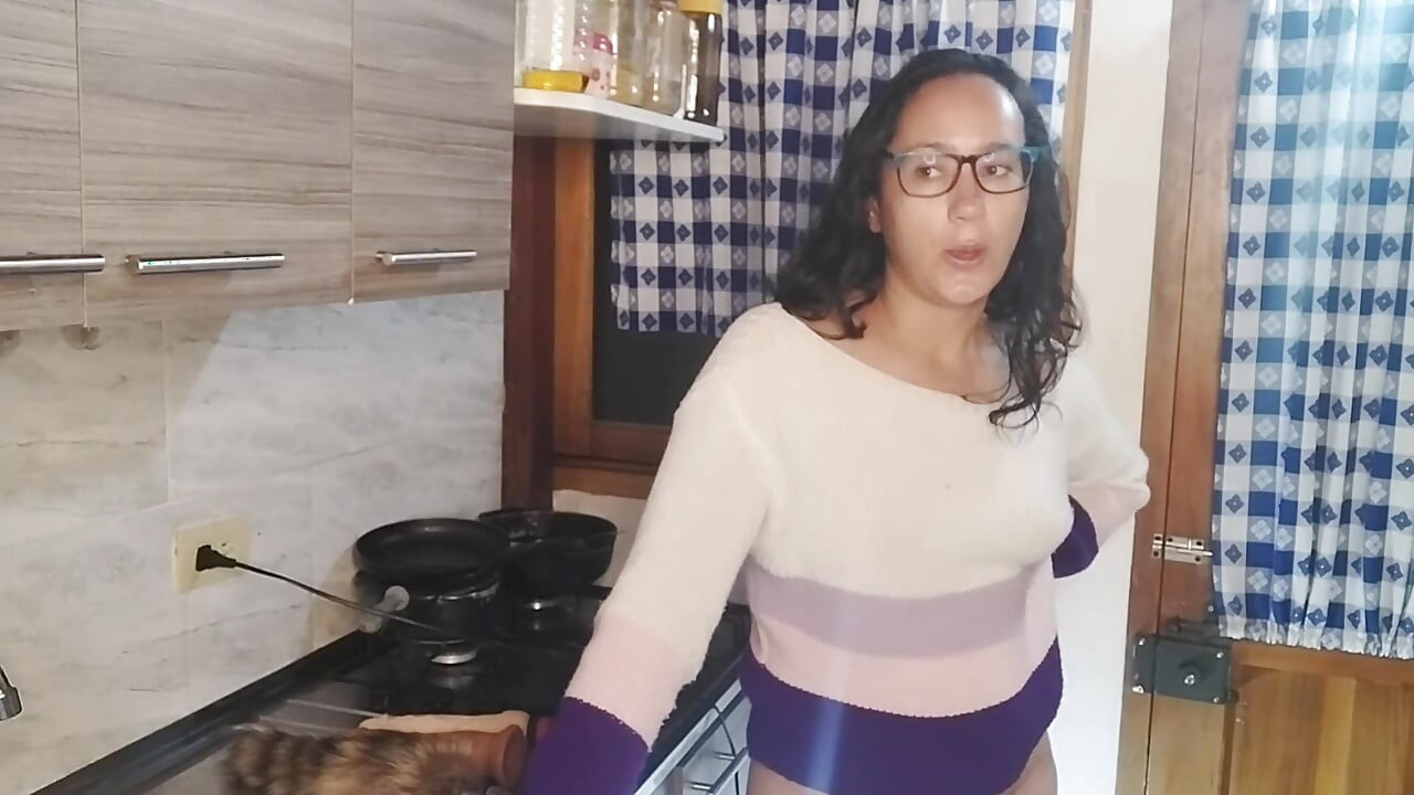 継母は継娘のボーイフレンドによって台所で犯される