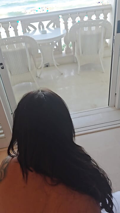 Tante seksi asli dientot di balkon hotel supaya semua orang bisa nonton