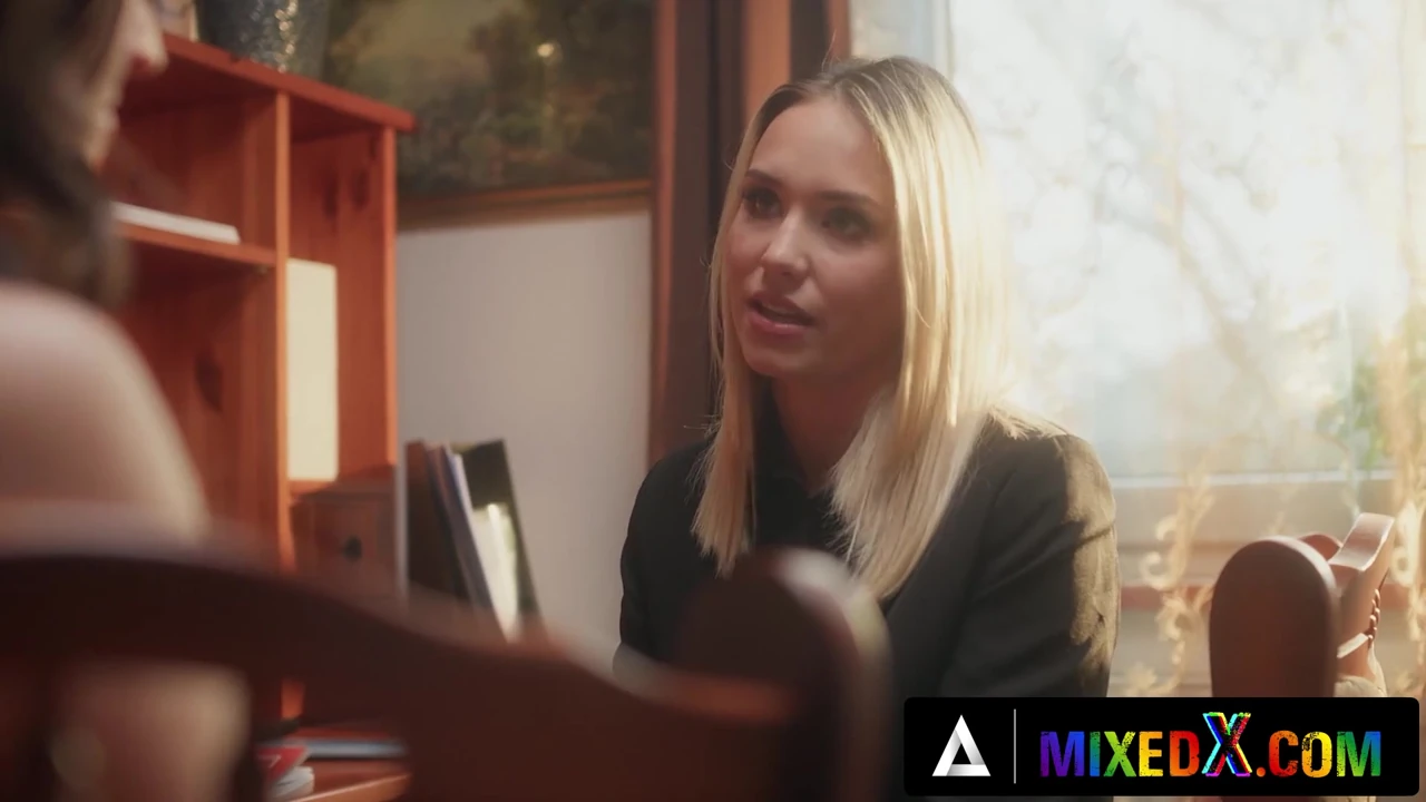 Mixedx - esmer evli kadın Amirah hukuk ofisinde ateşli avukat Dakota'nın dilini alıyor