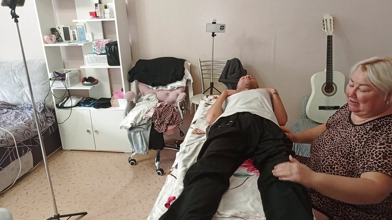 Ibu tiri menghisap dan melancap batang saya di atas meja urut dan menelan air mani