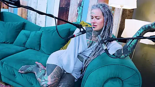 U hakkında konuşuyorum - rahatsız - asmr podcast sfw konuşuyor gotik sıska kız dreadlocks dövmeli model dövmeli kız