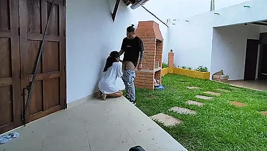 Aku tiba di perjalanan dan istriku menyambutku dengan sangat terangsang