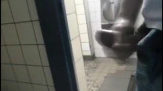 Публичный дрочка в туалете