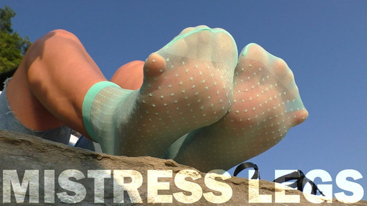 Des dessous de pieds en plein air taquinent dans de jolies chaussettes en nylon turquoise