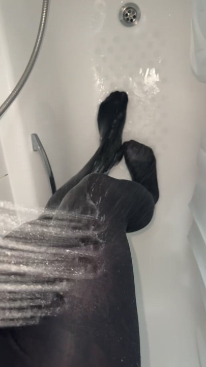 Tomando banho na minha meia-calça