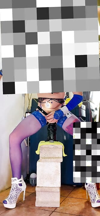 Возбужденный шмель с большими силиконовыми сиськами трахают в задницу на улице