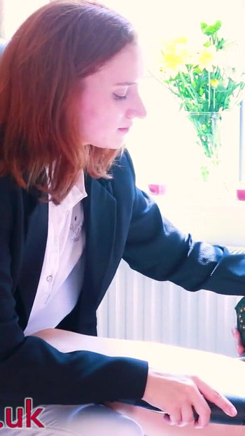 Spektakularan trenutak iz filma "Konjička crvenokosa kažnjava razmaženu studenticu svojim usjevom"