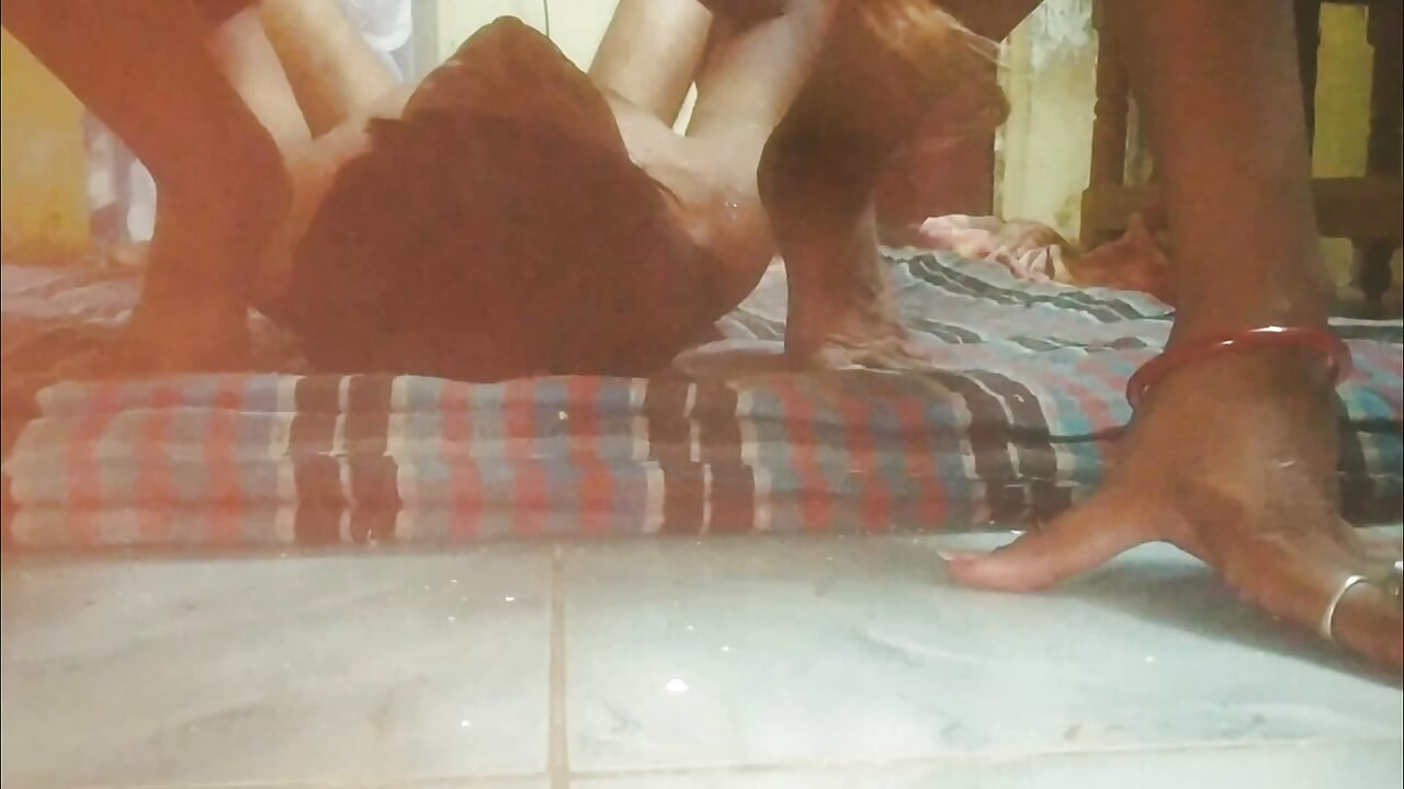 Chị kế của tôi ngồi trên mặt tôi và đi tiểu xong, tôi nuốt tất cả nước tiểu của cô ấy