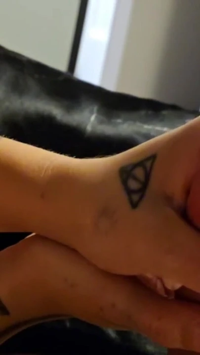 Mesti lihat detik dari "Handjob pinggiran berminyak sensual daripada teman wanita remaja goth berakhir dalam berbilang pancutan mani"