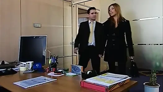 Çarpıcı esmer seksenli Amerikan nostaljik porno videosunda anal sikişiyor ve büyük sert bir yarağa biniyor