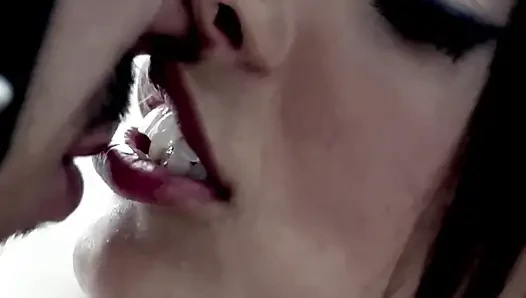 Heiße latina in sexy schwarzem leder-outfit wird hart gefickt und ein großer cumshot auf ihr gesicht