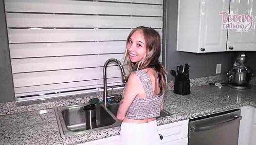 Breezy hilft stiefvater während stiefmutter bei der arbeit