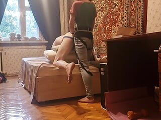 Anastasia Mistress folla Sasha Earth y destruye su culo con un gran juguete