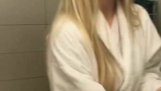 Elina Thorsell and hot blonde friend selfie vid