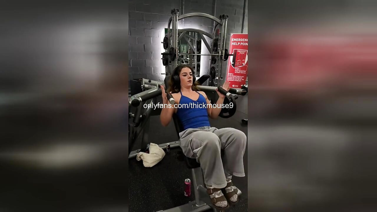Oops at the Gym: Barely Legal Accidentally Exposing Girl's Pussy During Workout!