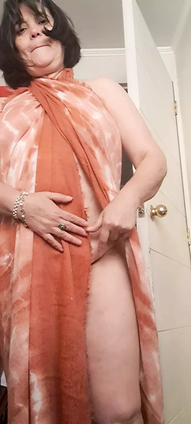 Mommy puts on cream to go to the beach and without underwear