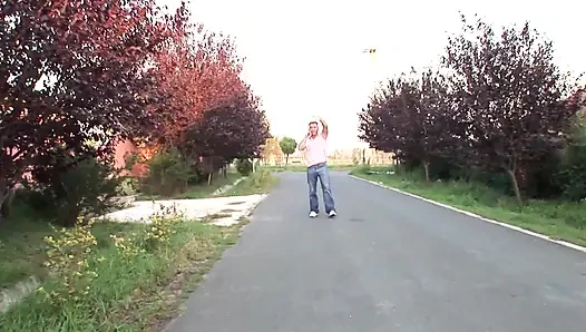 Dunkelhaarige schlampe nimmt es mit einem steinharten schwanz auf