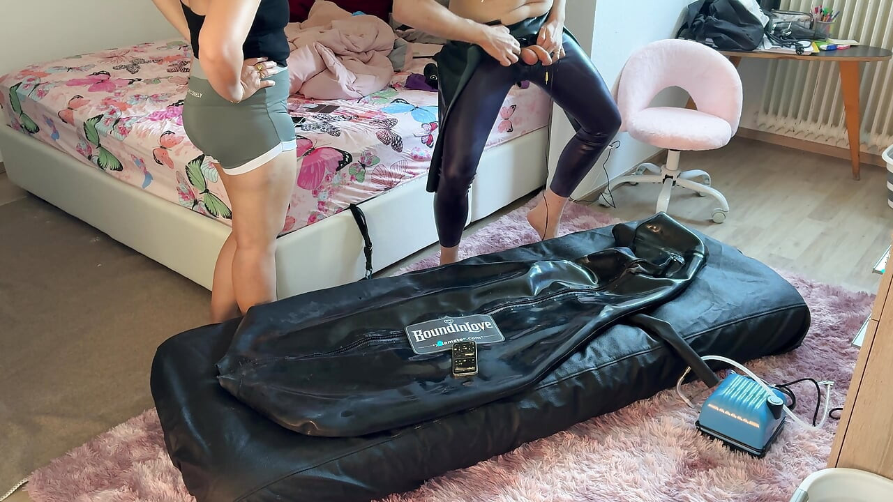 ESTIM과 함께 팽창식 전신 라텍스 본딩 백을 입고 남편을 오르가즘을 느끼는 마누라. 제한된 호흡 - 재갈을 가인 엉덩이 플러그