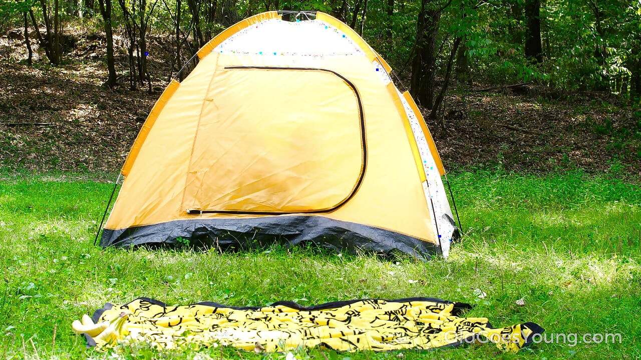 Starszy mężczyzna podoba się świeżej blondynce na świeżym powietrzu