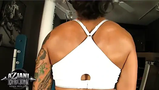 Fitte MILF zeigt ihren schweiß und ihren sexy arsch im fitnessstudio