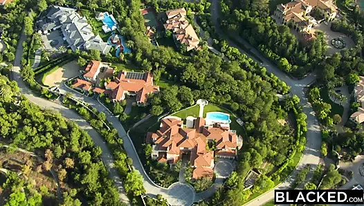 BLACKED грудастой блондинка Энджи Фейт принимает каждый сантиметр чудовищного большого черного члена ее босса