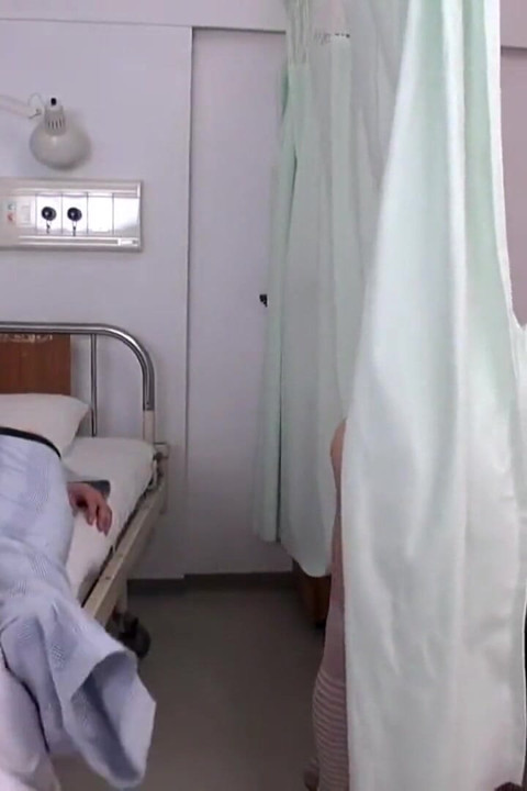 Spændinger ved sengen på hospitalet - et tilfældigt glimt vækker følelser, som ingen af dem havde forventet - Del 4