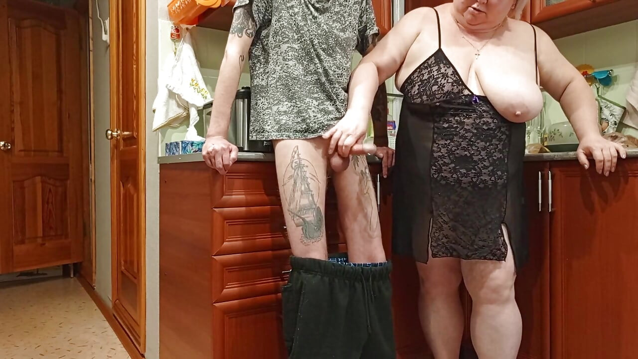 Soacra îmi suge pula și se masturbează în timp ce suntem singuri acasă