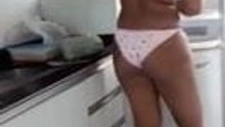 Brasilianisches heißes Mädchen kocht nackt und ihr Freund nimmt sie auf