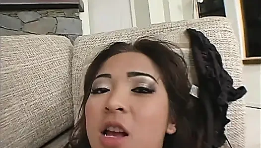 Азиатская шлюха скачет на моем большом члене... Я был так возбужден трахаю ее мокрую тугую киску!!