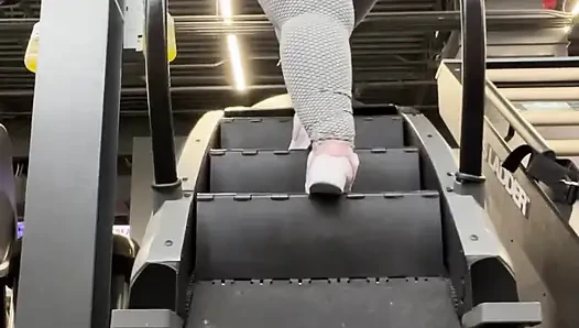 Würdest du mich im Fitnessstudio trainieren oder einfach nur zu, wie mein Arsch wackelt?