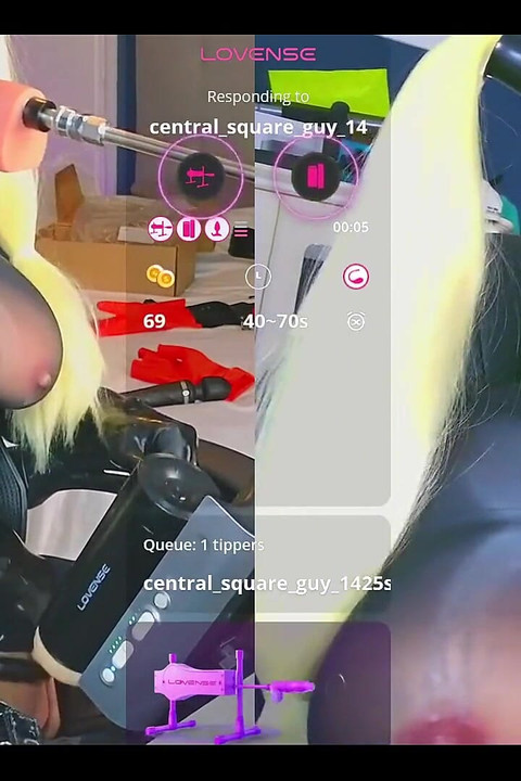 ドリーは大きく震えるプラグドな膣に触れられます