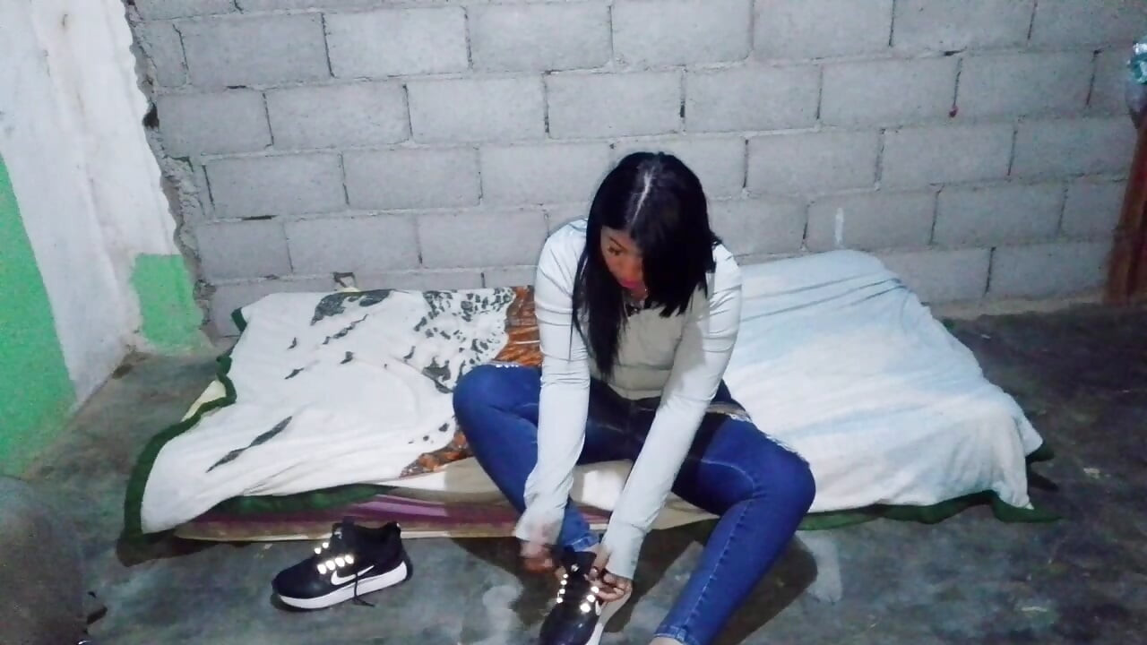 Uma morena latina com uma bunda grande faz sexo apaixonado com seu vizinho enquanto ela está sozinha em casa.