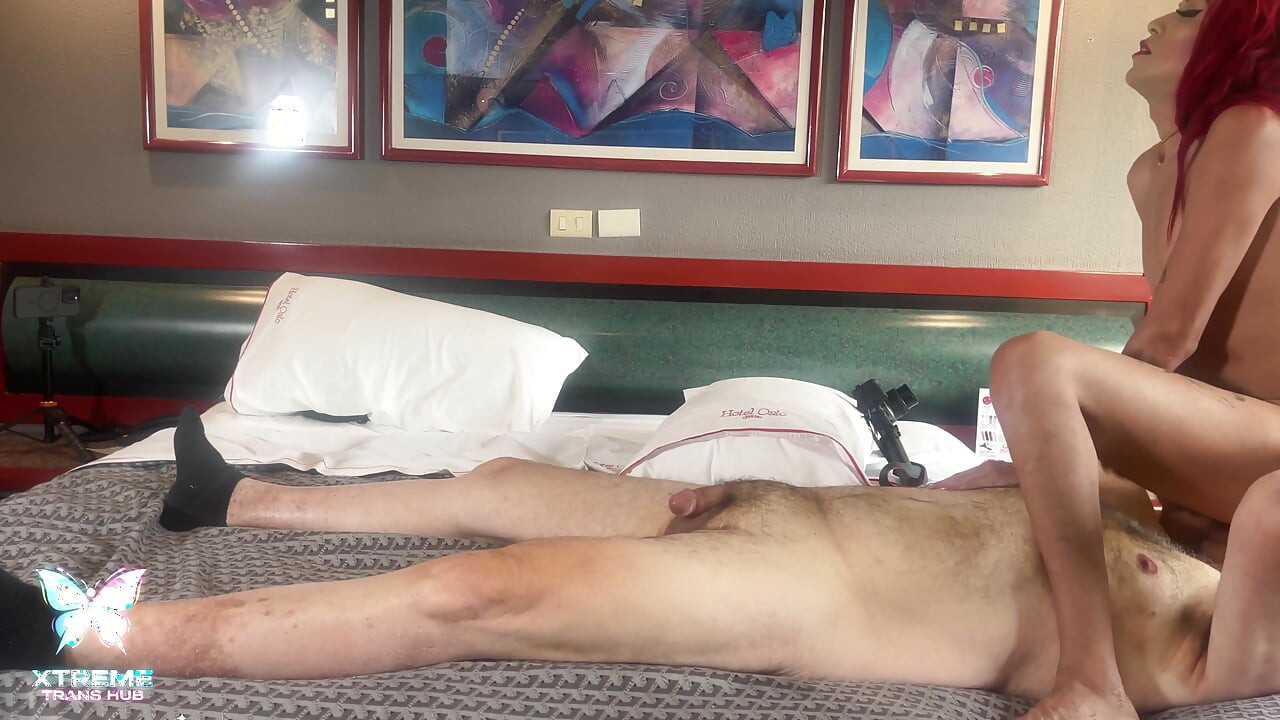 Cewek semok latina meksiko pre-op trans 69 nyepong kontol pria ini sebelum ngentot memeknya habis-habisan sampai dia kencing di muka