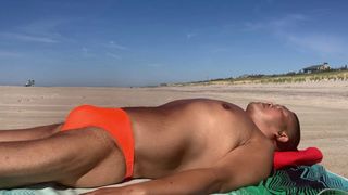 Prendere il sole in bikini arancione leopardato di Fire Island