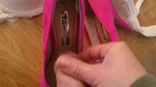 Éjaculation sur les chaussures de ma copine 2