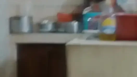 Hizmetçi bulaşıkları yıkadığında sikiliyor