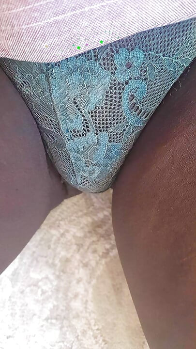 Belle-sœur montrant sa grosse chatte à son beau-frère en appel vidéo