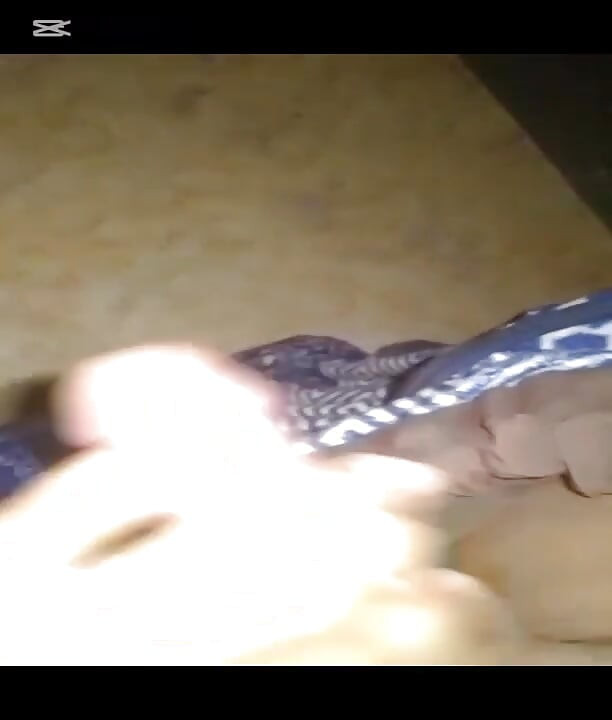 Garoto na mastubação no albergue quando viu os peitos da empregada