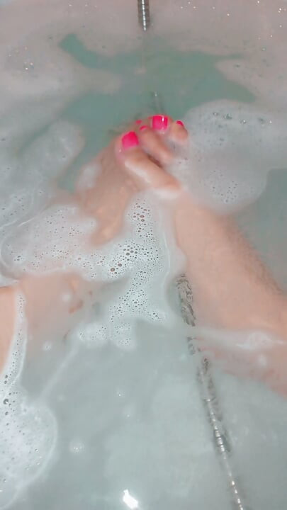 Sexy feet in the bath