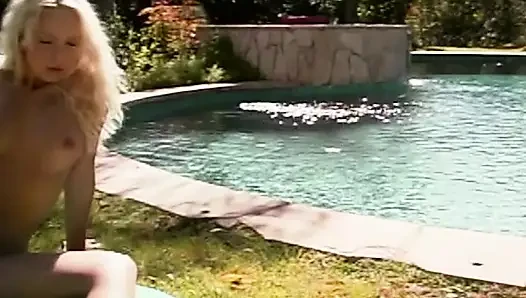 Blonde Schönheit masturbiert am Pool