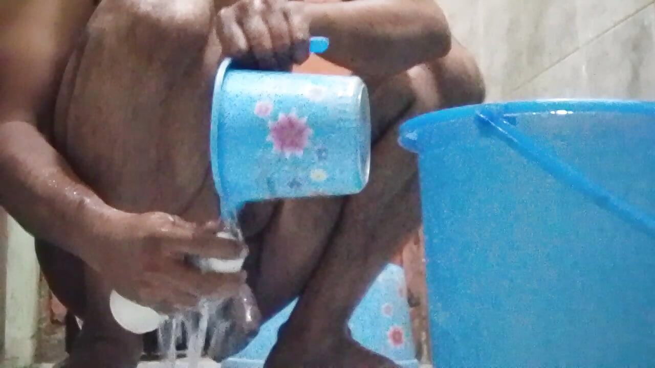 プラスチックを楽しんでるんだ、俺の尻で洗面所がある