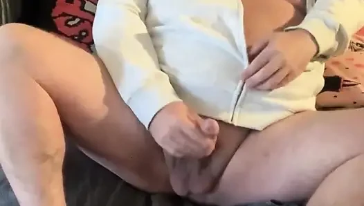 Şişman üvey baba kapüşonluyla mastürbasyon yapıyor