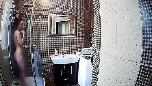 Ateşli minyon kız Stella duş alıyor