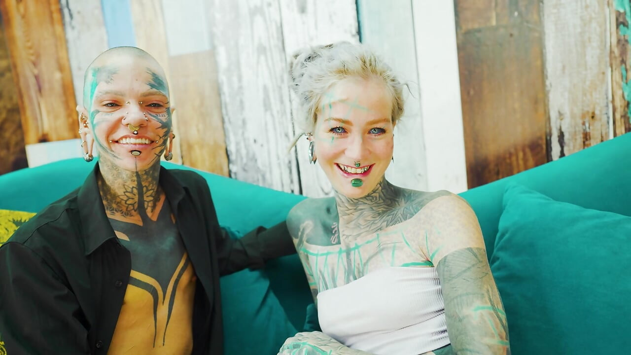 Alt Girl i Trans Lesbijska sesja z zabawką fantasy