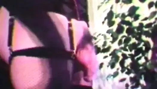 Klasik domina götü büyük bir dildoyla sikiliyor