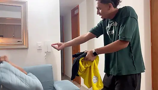 Сводная сестра с членом моего друга не делает! Моя трахающаяся сводная сестра жаждет большой пенис моего друга, и он трахает ее жестко